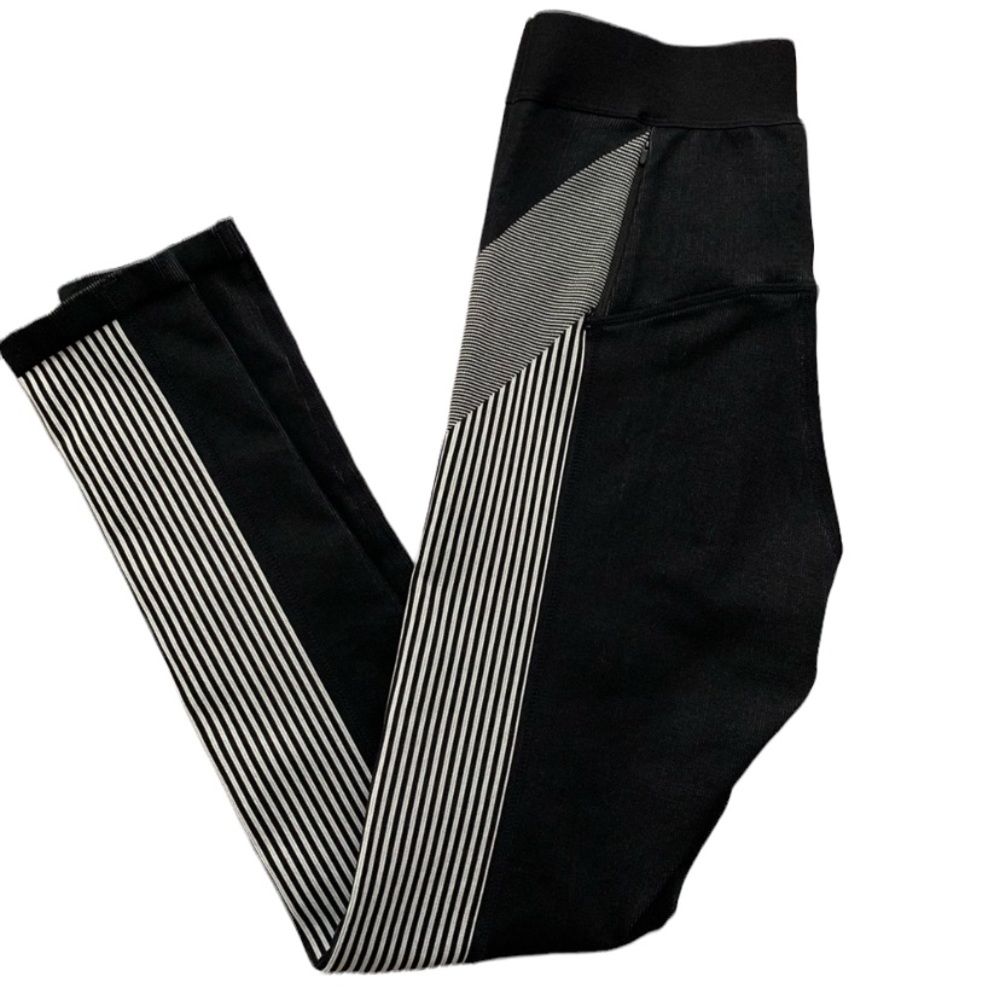 Black and white fabletics leggings